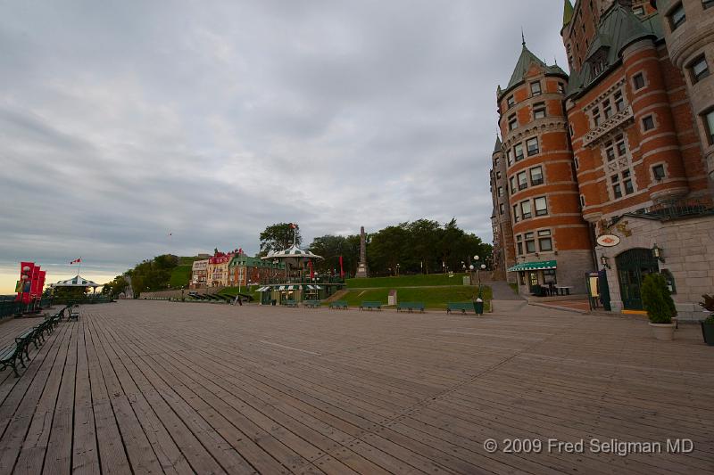 20090828_124942 D3.jpg - Boardwalk in front of Chateau Frontenac